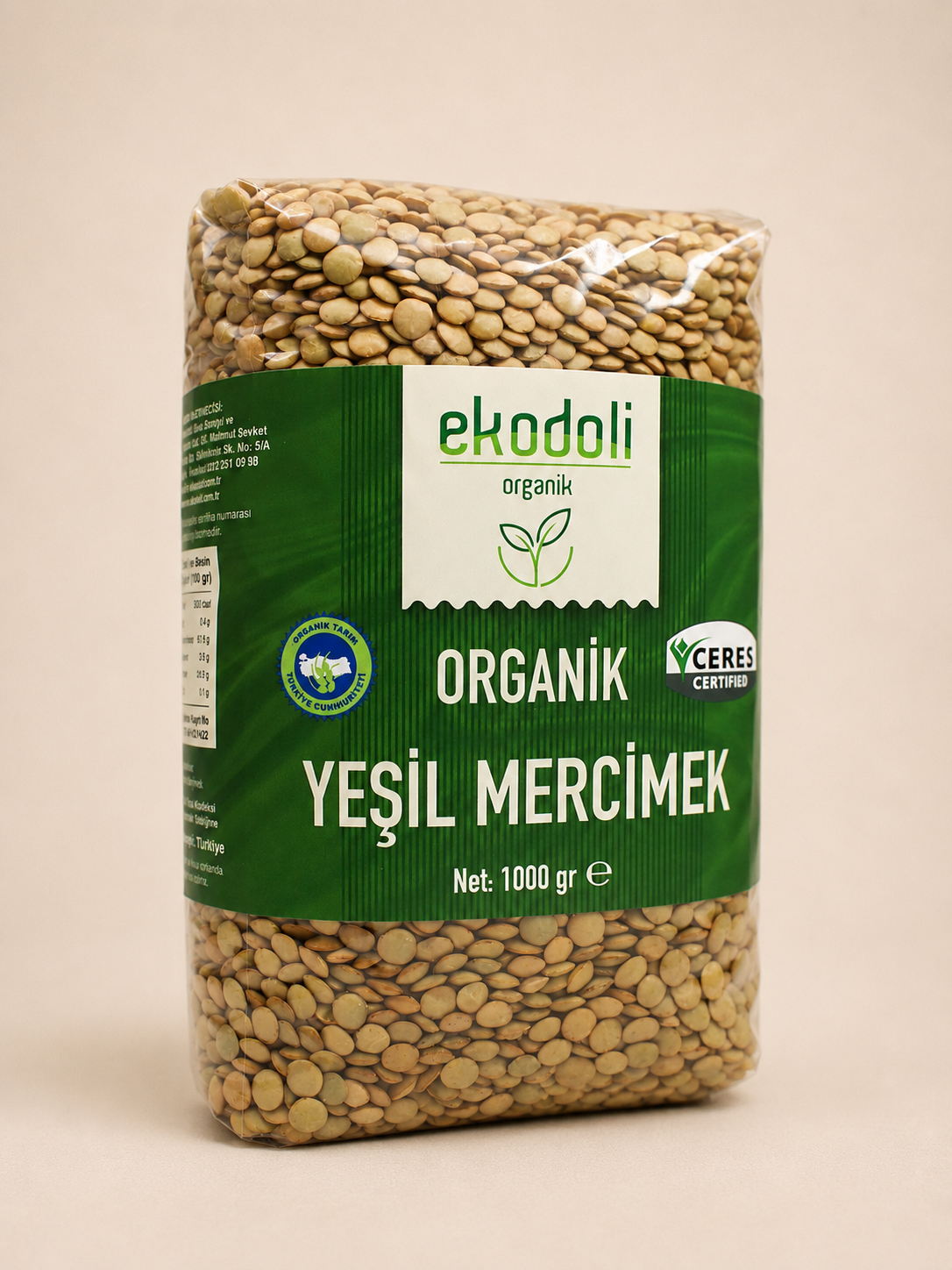 Şeffaf paket içinde organik yeşil mercimek taneleri